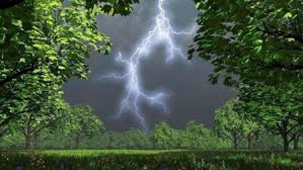 Lightning is flashing, rain is falling - ACTUAL WEATHER