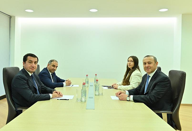 Hikmət Hacıyev Ermənistanda Təhlükəsizlik Şurasının katibi Armen Qriqoryanla görüşüb