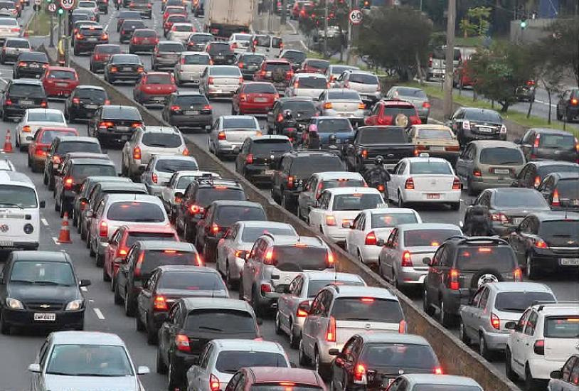 İş saatlarının dəyişdirilməsi Bakıda tıxacı azaldacaq?