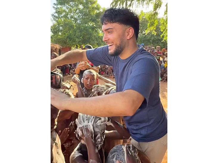Türkiyəli fenomen Afrikada uşaqları sevindirdi – 