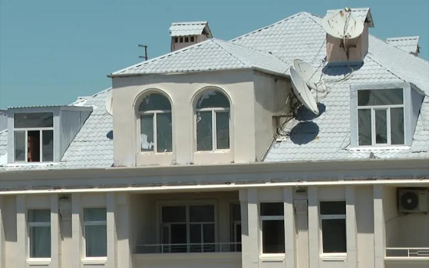 Bakıda binanın üstündə ev tikilib - 