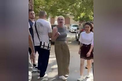 Bakıda qonşular arasında DAVA: Qadın yolu bağladı - 