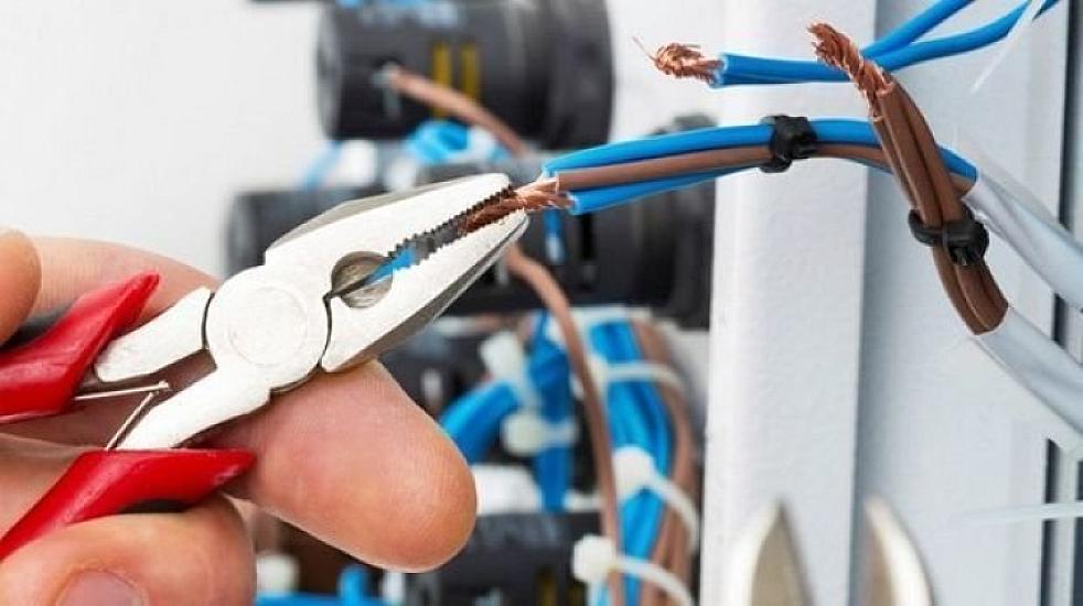 Elektrik montyorunu cərəyan 