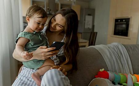 Giving a phone to a crying child has serious consequences — It delays speech development
