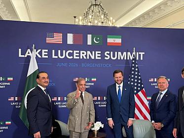 İranlılar amerikalıların əlini sıxmaqdan 