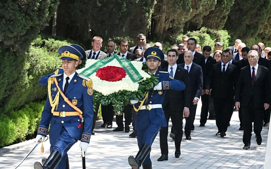 Türkmənistan Prezidentindən Heydər Əliyevin məzarına ziyarət – 
