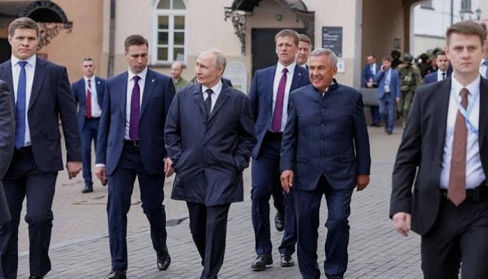 Putin as if nothing had happened... 