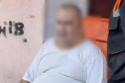 Paytaxtda 330 kiloqram çəkisi olan kişi evdən belə çıxarıldı - 