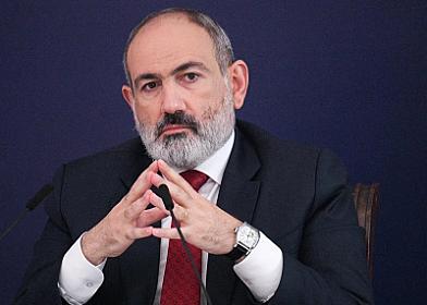Putinin köməkçisi Paşinyanla 