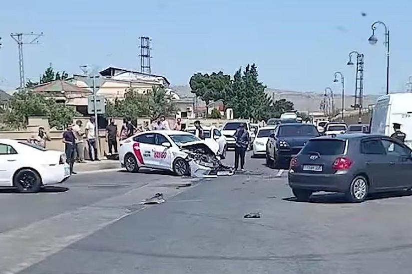 Lökbatanda taksi sərnişin avtobusu ilə toqquşdu - 