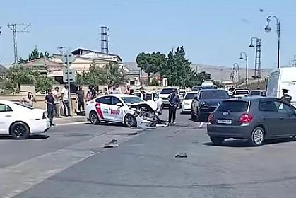 Lökbatanda taksi sərnişin avtobusu ilə toqquşdu - 