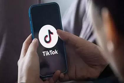 Tiktokda canlı yayımda söyüş söyən 