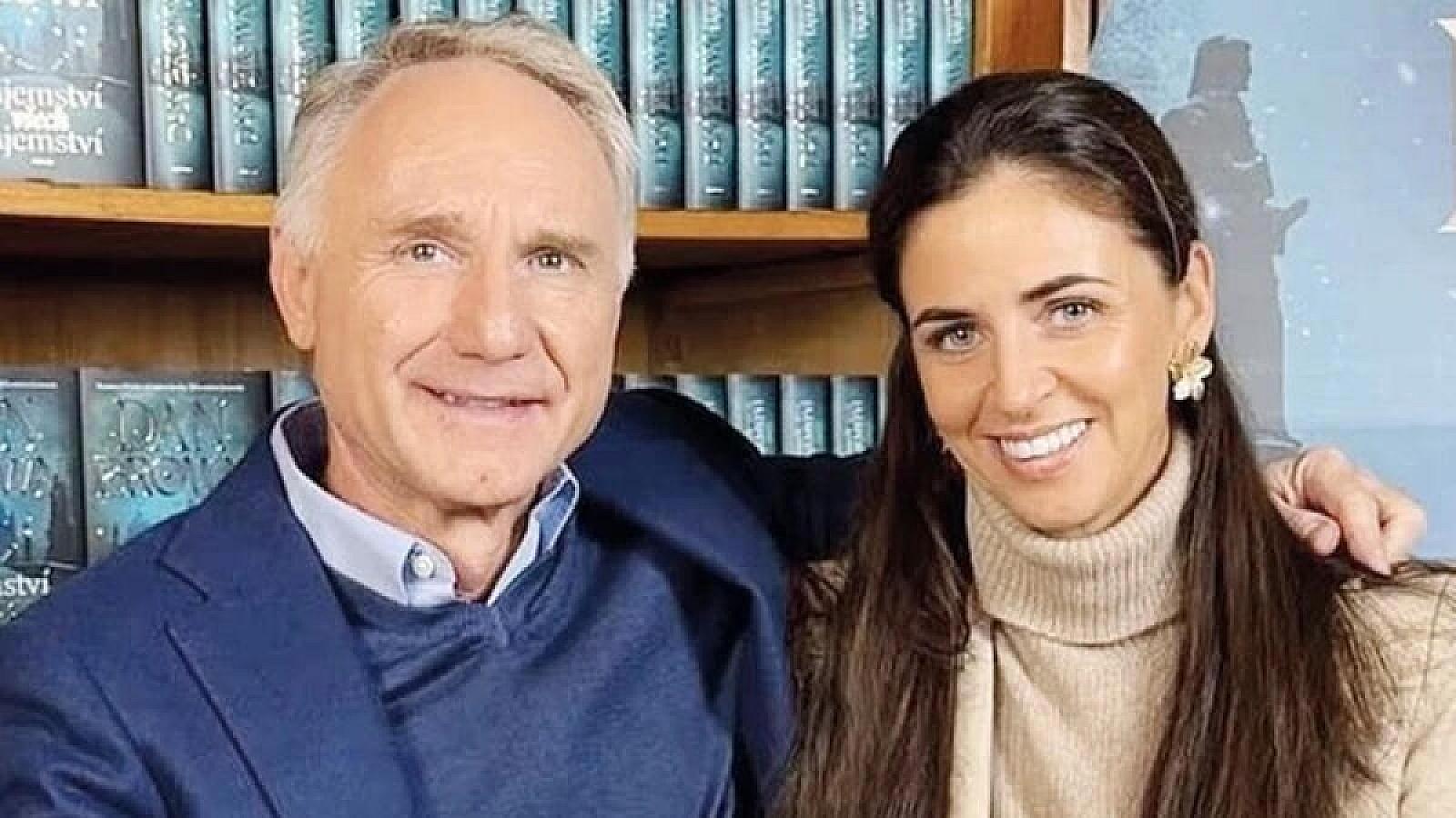 Dünyaca məşhur yazıçı özündən 27 yaş kiçik