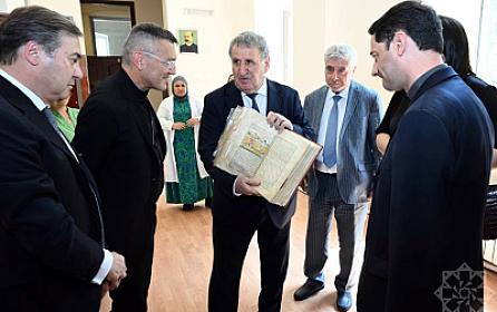 İsa Həbibbəyli nadir əlyazmanı belə təqdim etdi - 