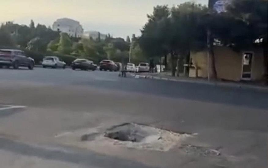 Binəqədidə yol çökdü, 