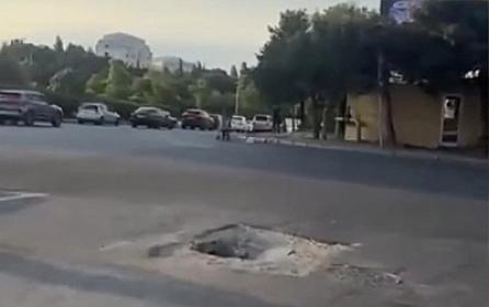 Binəqədidə yol çökdü, 