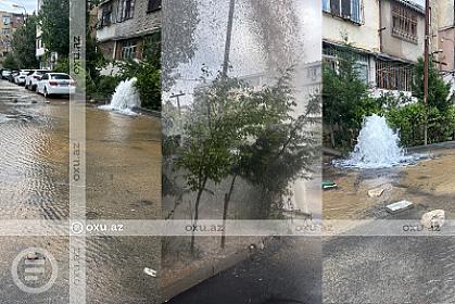В Баку прорвало трубу, улицу затопило водой -