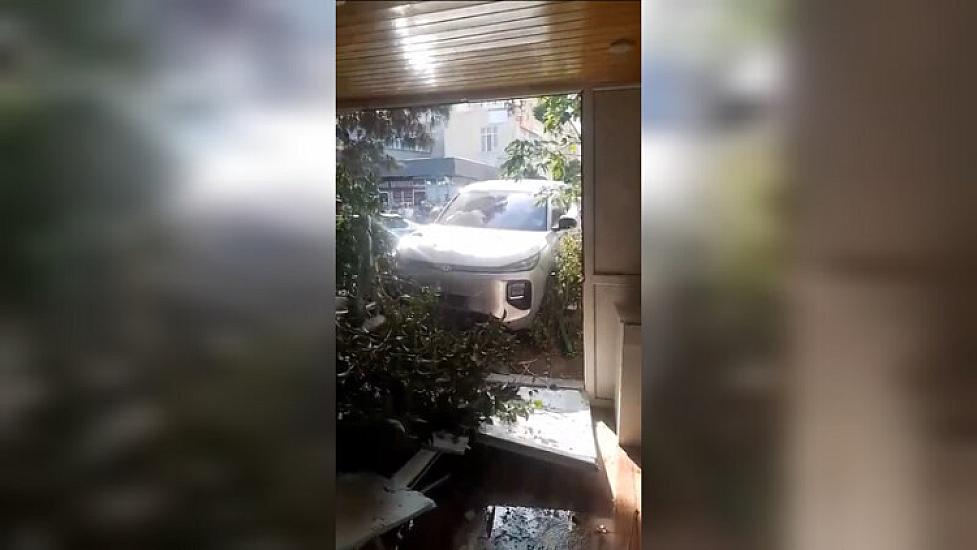 В Сумгайыте легковой автомобиль врезался в ресторан -