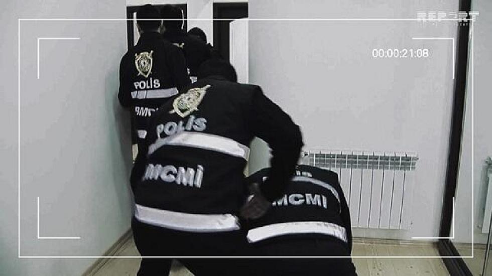 Azyaşlıya qarşı soyğunçuluq etdi, 