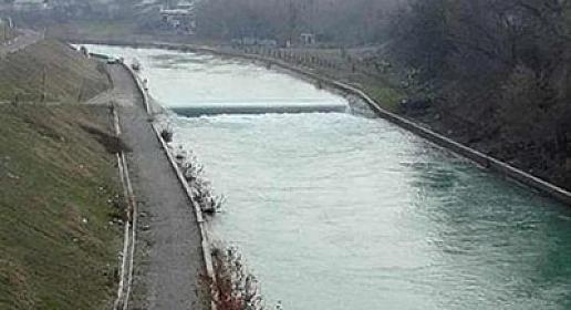 Göyçayda maşın su kanalına düşdü - 