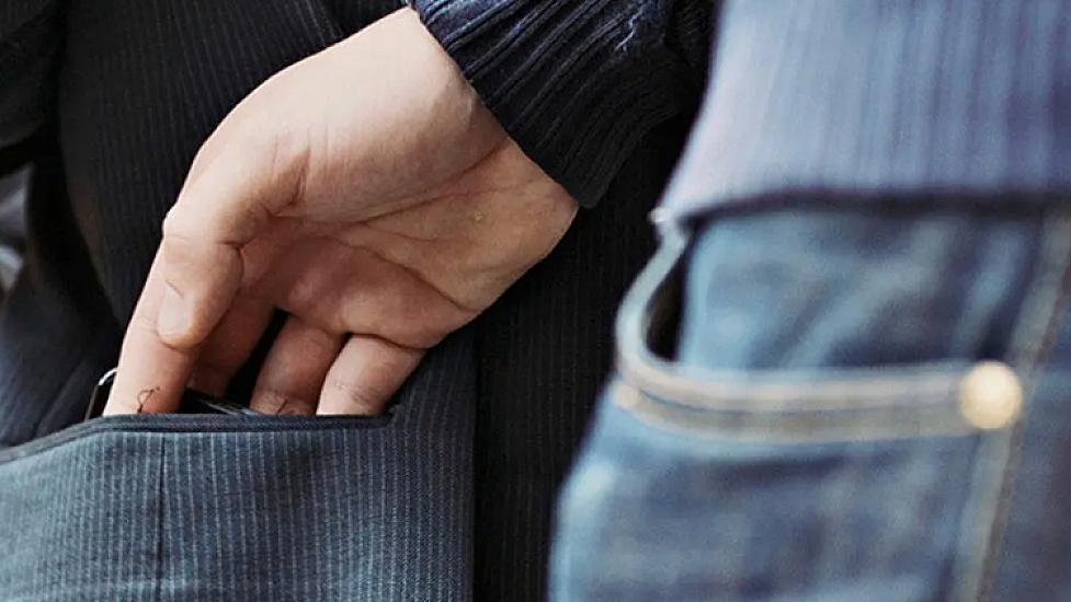 Marşrutda sərnişinin pul kisəsi 