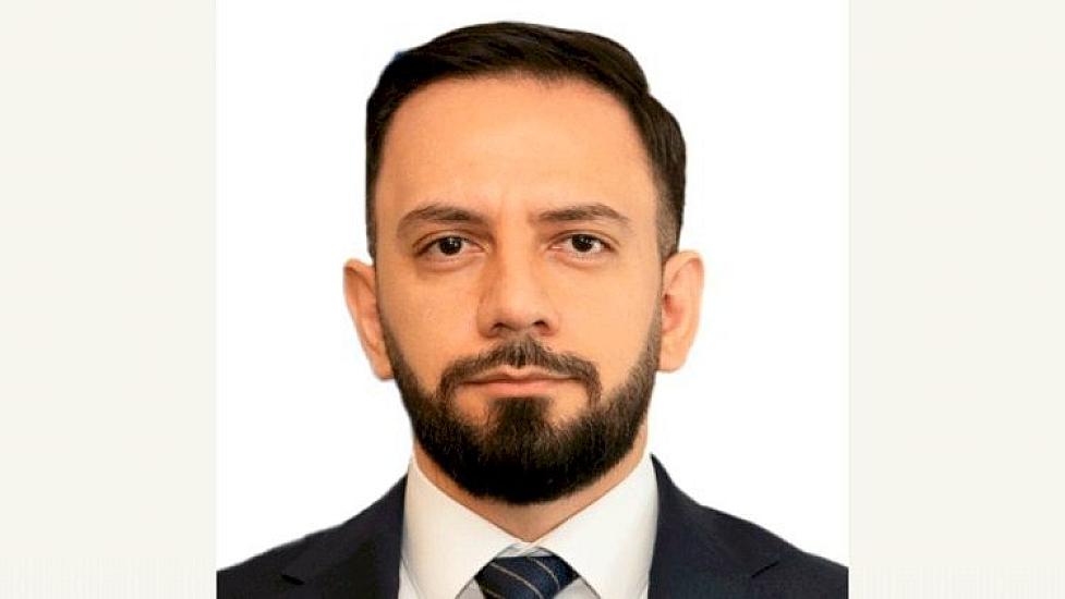 Eyni anda 5 şirkətdə 