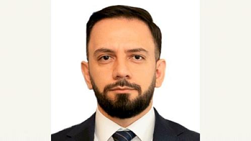 Eyni anda 5 şirkətdə 