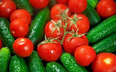 Xiyarı pomidorun yanında saxlamaq olmaz — Səbəb