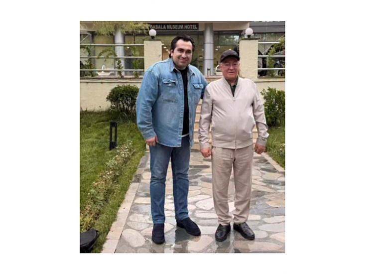 Əməkdar artist Kəmaləddin Heydərovun bəstəsini onun üçün canlı oxudu - 