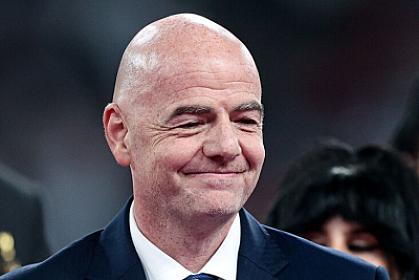 İnfantino Misir bayrağı ilə poza verdi - 