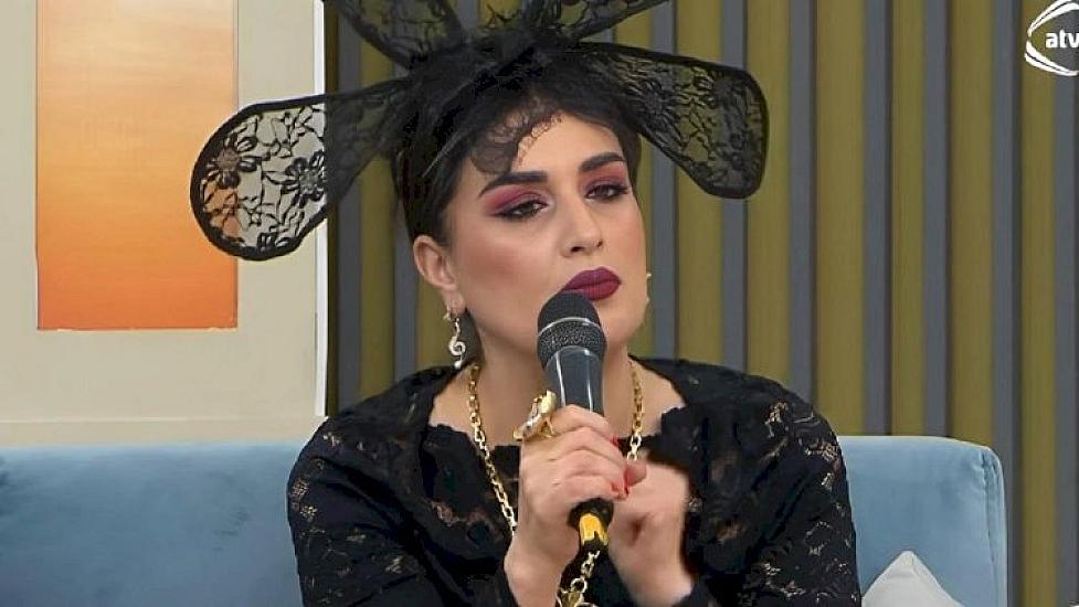 Elza Seyidcahan süpürgə ilə poz verdi - 