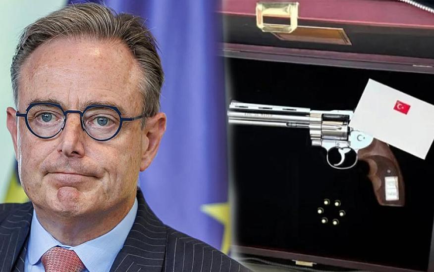 He handed over the weapon gifted by Erdoğan to the police at the airport -