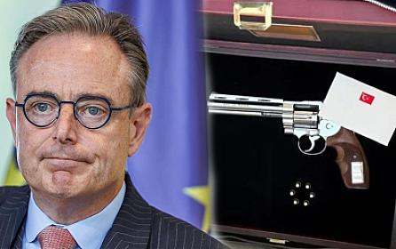 He handed over the weapon gifted by Erdoğan to the police at the airport -