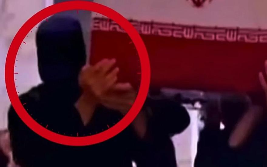 Xameneinin tabutunu daşıyangizli şəxs kimdir? - 