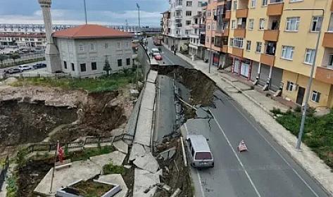 Türkiyədə yol çökdü, 