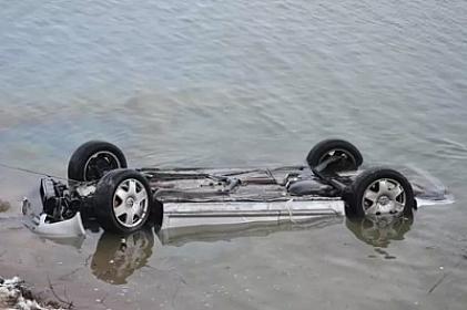Xaçmazda maşın gölə düşdü, 