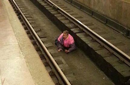 Qatar yoluna yıxılan sərnişin metroya 