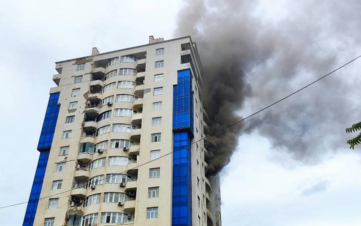 Bakının mərkəzində bina yanır - 