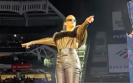 Rihanna illər sonra səhnəyə qayıtdı - 