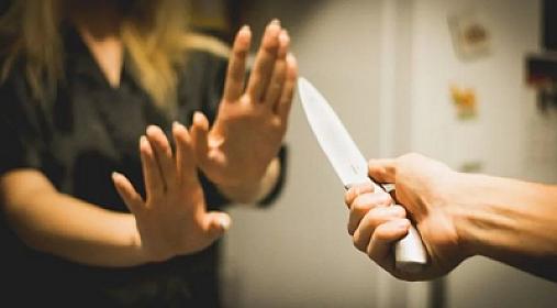 Dostuna mesaj yazan anasını ölümcül bıçaqladı - 