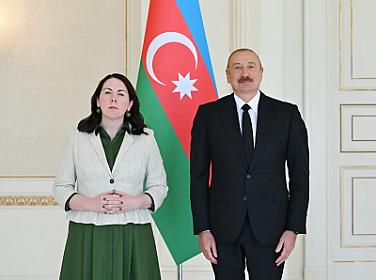 İlham Əliyev Kler Brosnanı 