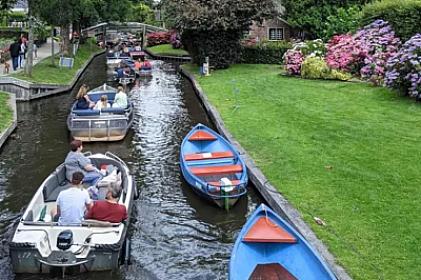 Avtomobil yolu olmayan kənd turistlərin 