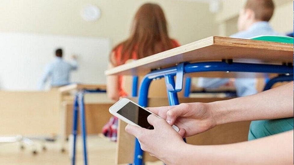 Bu ölkədə məktəblərdə mobil telefonlar 