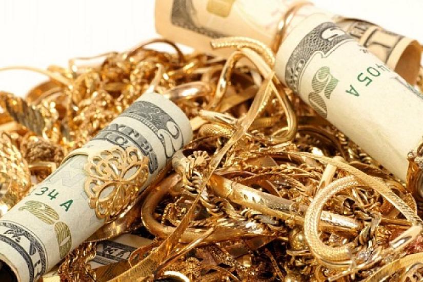 29 thousand manats worth of cash and gold were stolen from the apartment.