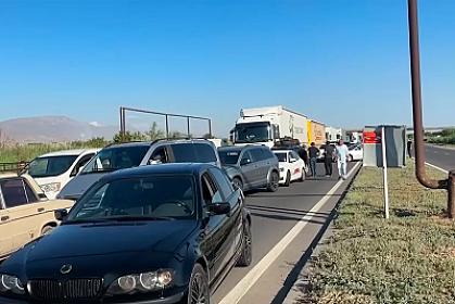Ermənistanda fermerlər İrəvan-Yerasx yolunu 