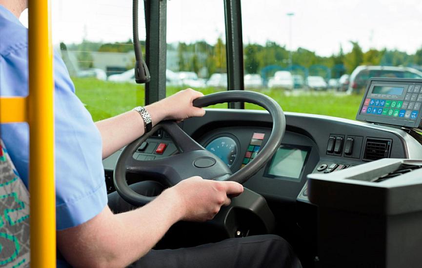 Avtobus sürücüsü sərnişin qadının nömrəsini götürməyə