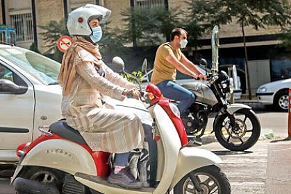 İranda qadınlar gələn aydan motosiklet 