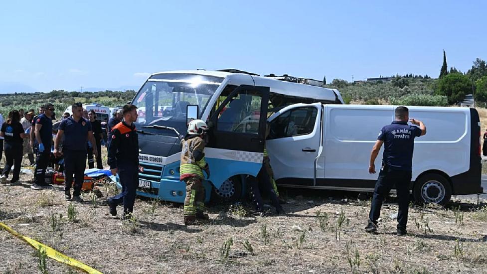 Türkiyədə mikroavtobus minik avtomobili ilə toqquşub, 