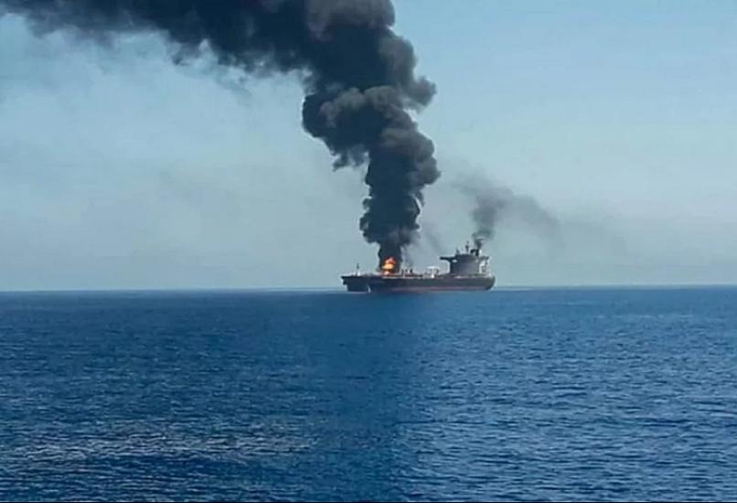 Hörmüz boğazında tanker minaya düşüb