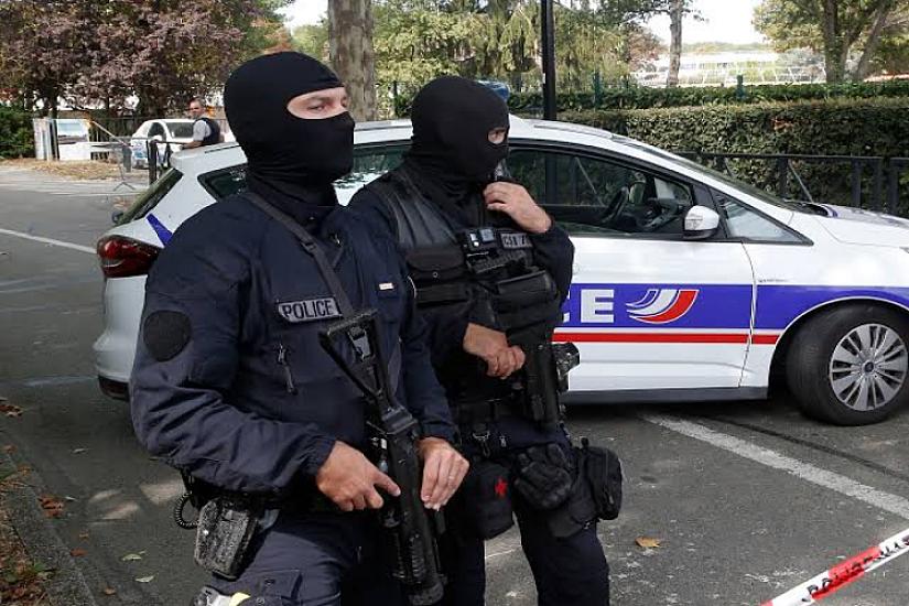 Parisdə bıçaqlı hücum: 